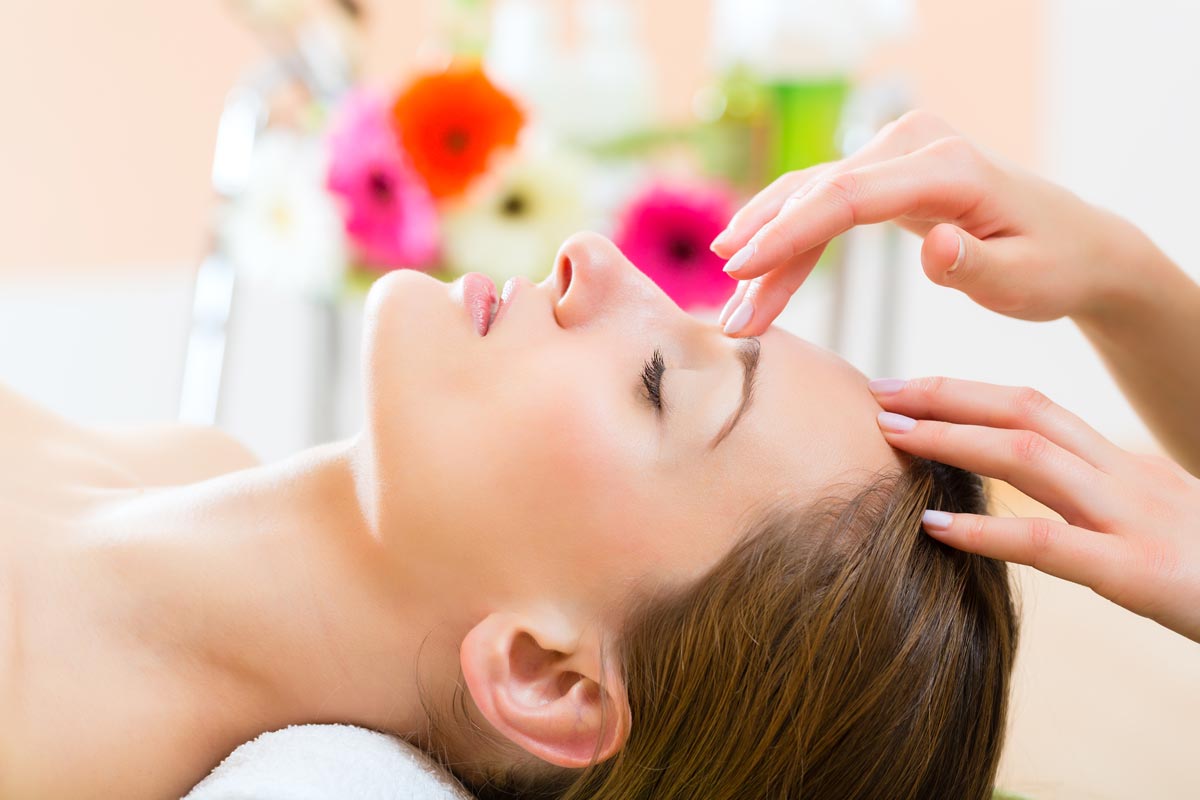 Entspannung und Wohlbefinden durch Reiki. Reiki löst Blockaden, stärkt die Lebenskraft und Energie.